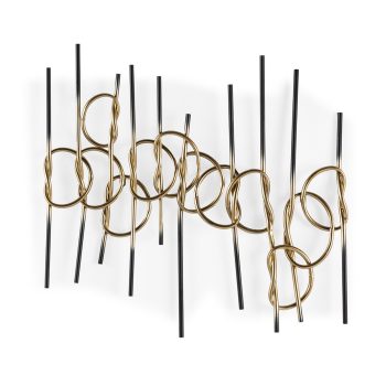 Escultura metálica dorado-negro en salón moderno