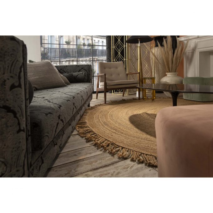 vasija decorativa junto a muebles de madera en espacio moderno