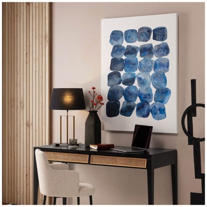 lampara de sobremesa de metal dorado y base de madera color negro para interiores modernos