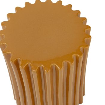 Taburete bajo cerámica naranja como asiento auxiliar para salón o terraza