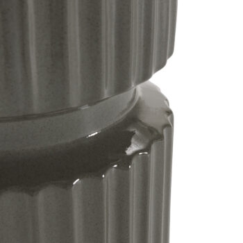 taburete cerámico gris con relieve vertical