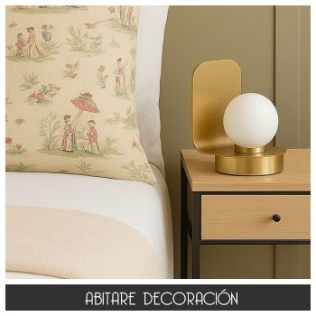 Ambiente de dormitorio con lámpara de sobremesa dorada, jarrón con lavanda y textiles en tonos neutros