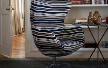 Detalle de tela de rayas Tali en tonos azul y beige para tapicería de alta calidad