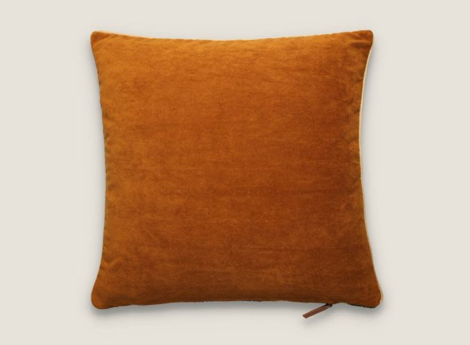 cojin decorativo verde y naranja dormitorio