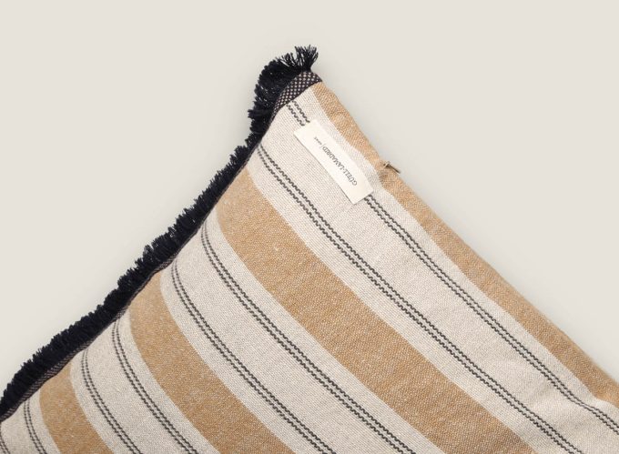 cojin-decorativo color ocre-con-rayas-y-flecos