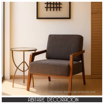 Detalle de mesa auxiliar en metal dorado envejecido en rincón de lectura