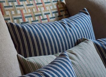 ambiente con tejido de rayas para tapizar y cojines decorativos