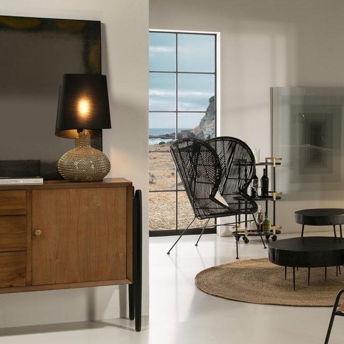 lampara de sobremesa con malla de metal plata par decorar los interiores con estilo