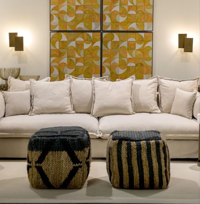 decorar con encanto el salón con puf de yute natural