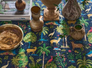 detalle tela estampada con fauna y vegetación